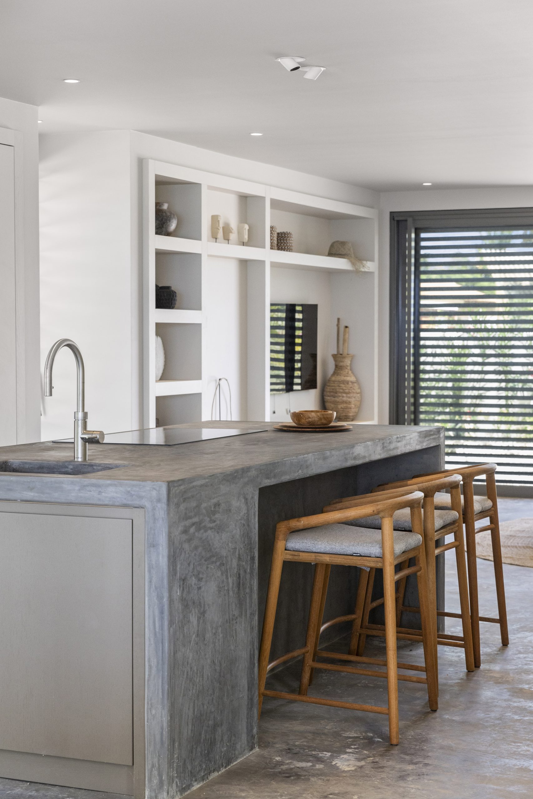 Betonlook keuken met keukeneiland.