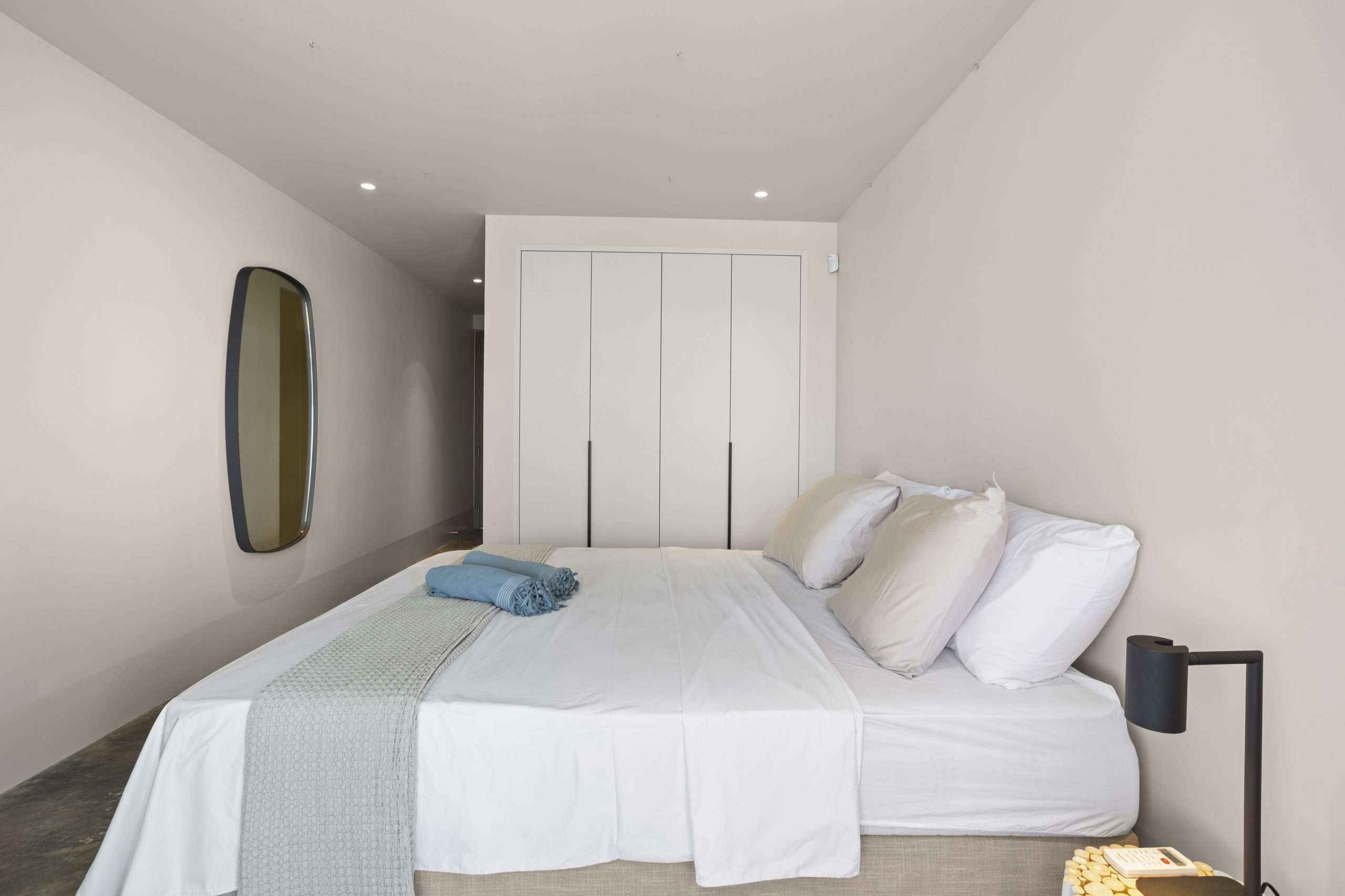Slaapkamer met maatwerkkast met strakke kastdeuren in Villa Bonaire.