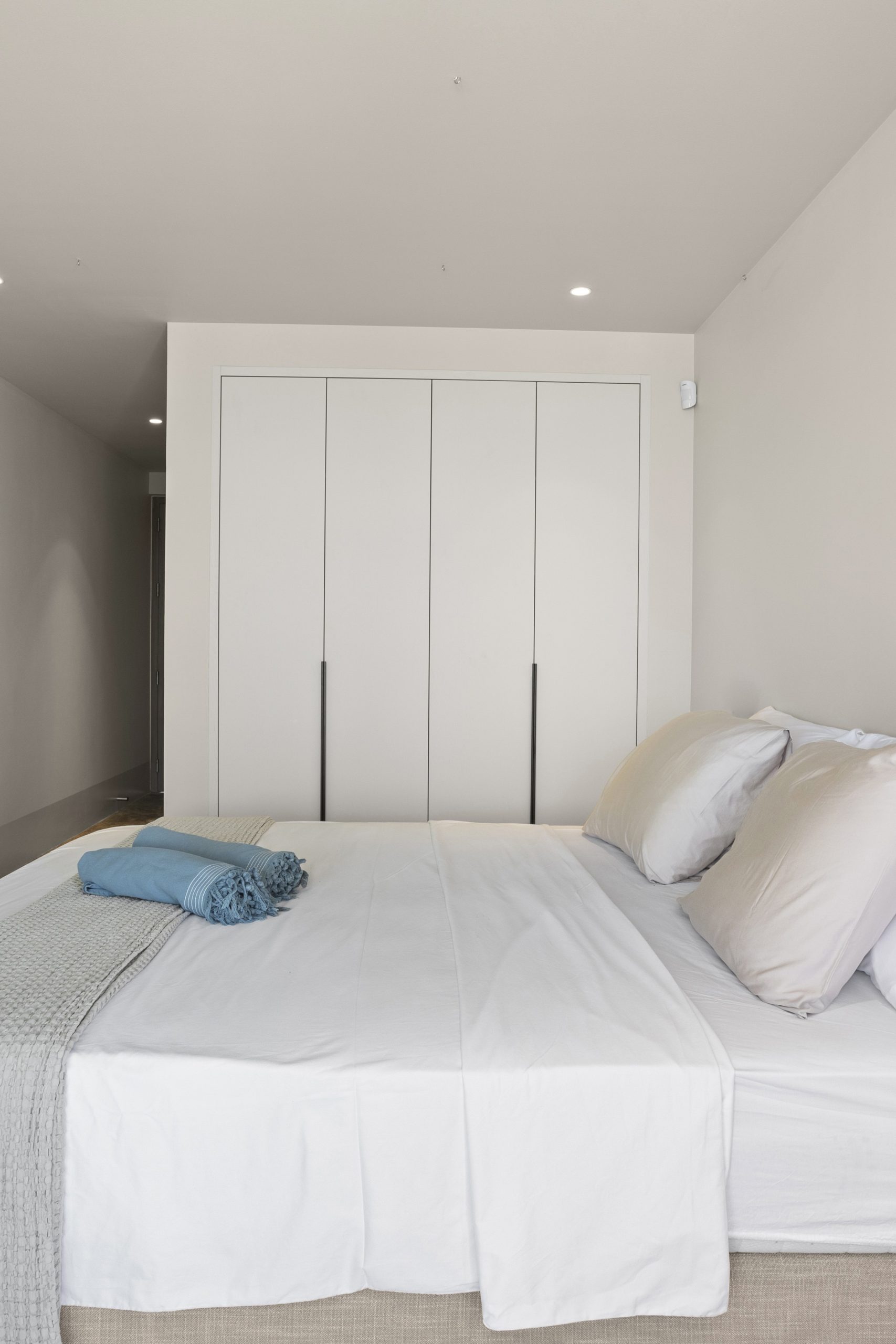 Slaapkamer met maatwerkkast met strakke kastdeuren in Villa Bonaire.