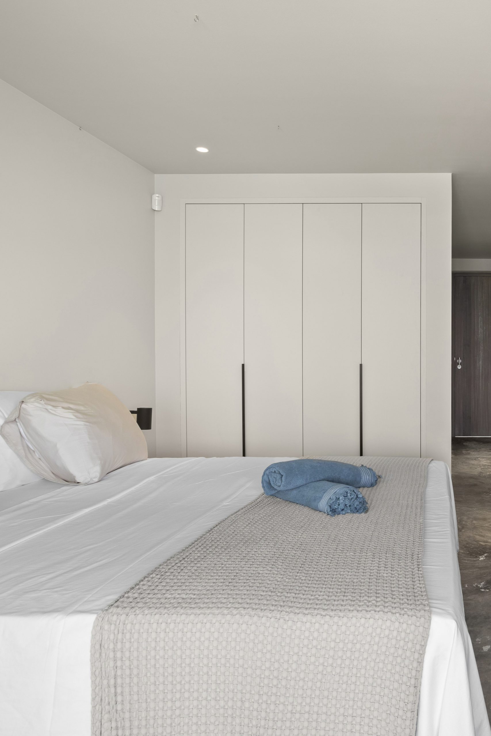 Maatwerkkast met strakke kastdeuren in slaapkamer van Villa Bonaire.