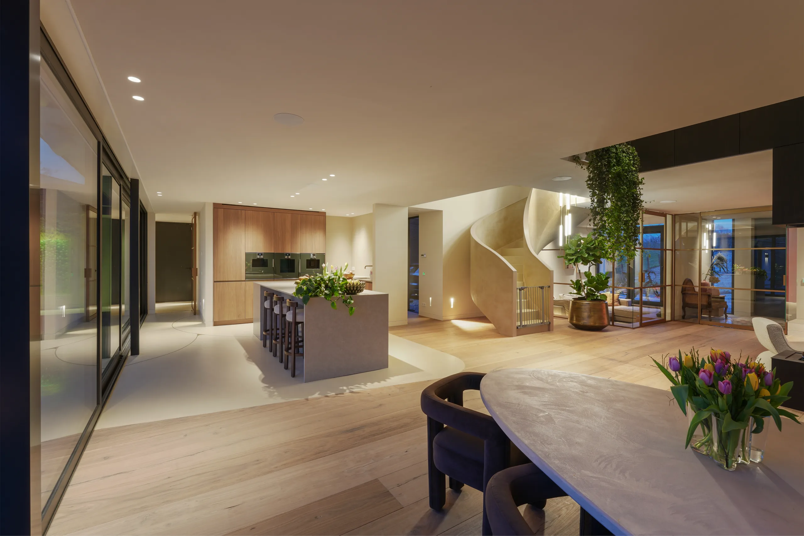 Maatwerk keuken met keukeneiland en kastenwand in woning in Amstelveen.