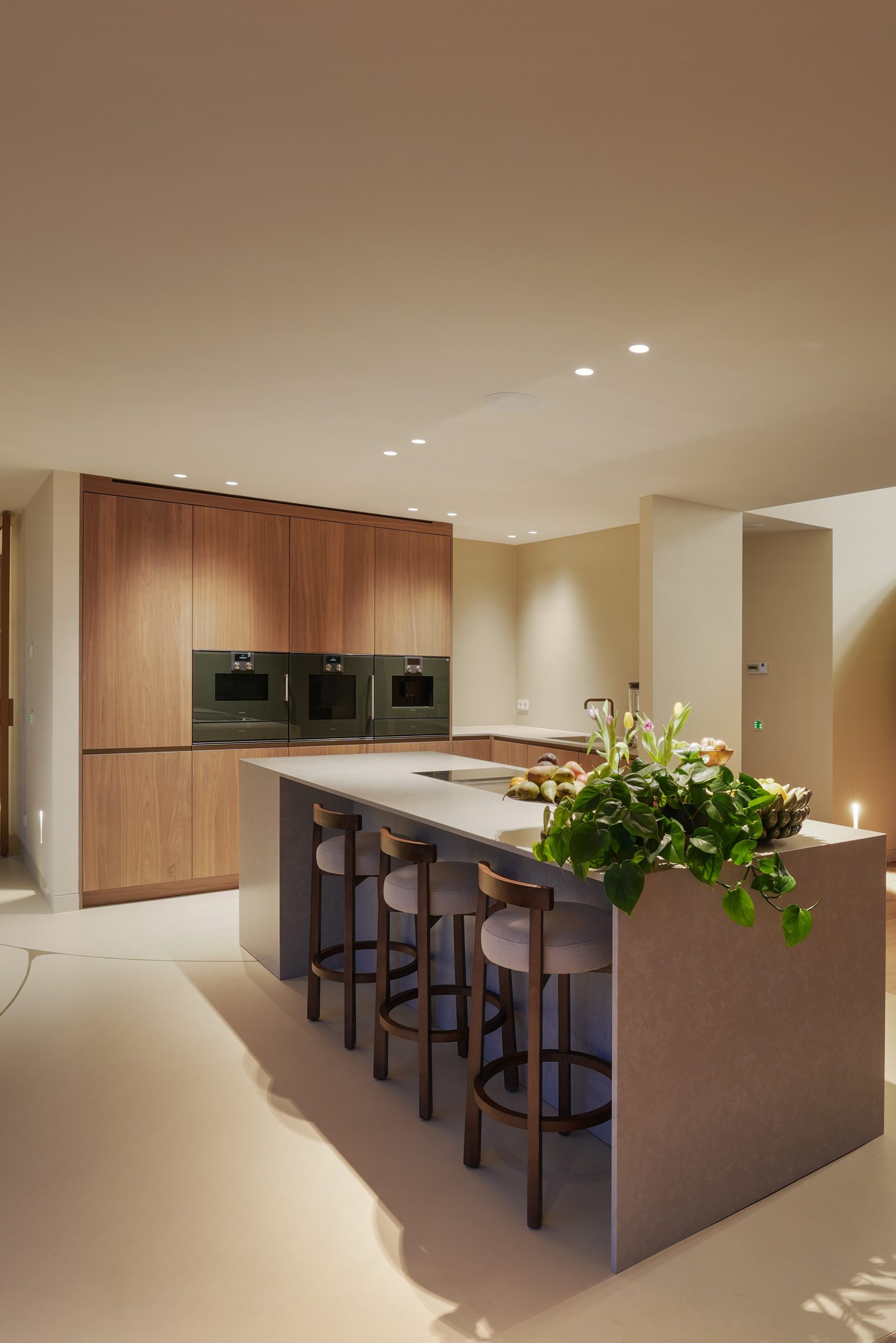 Maatwerk keuken met keukeneiland en kastenwand in woning in Amstelveen.