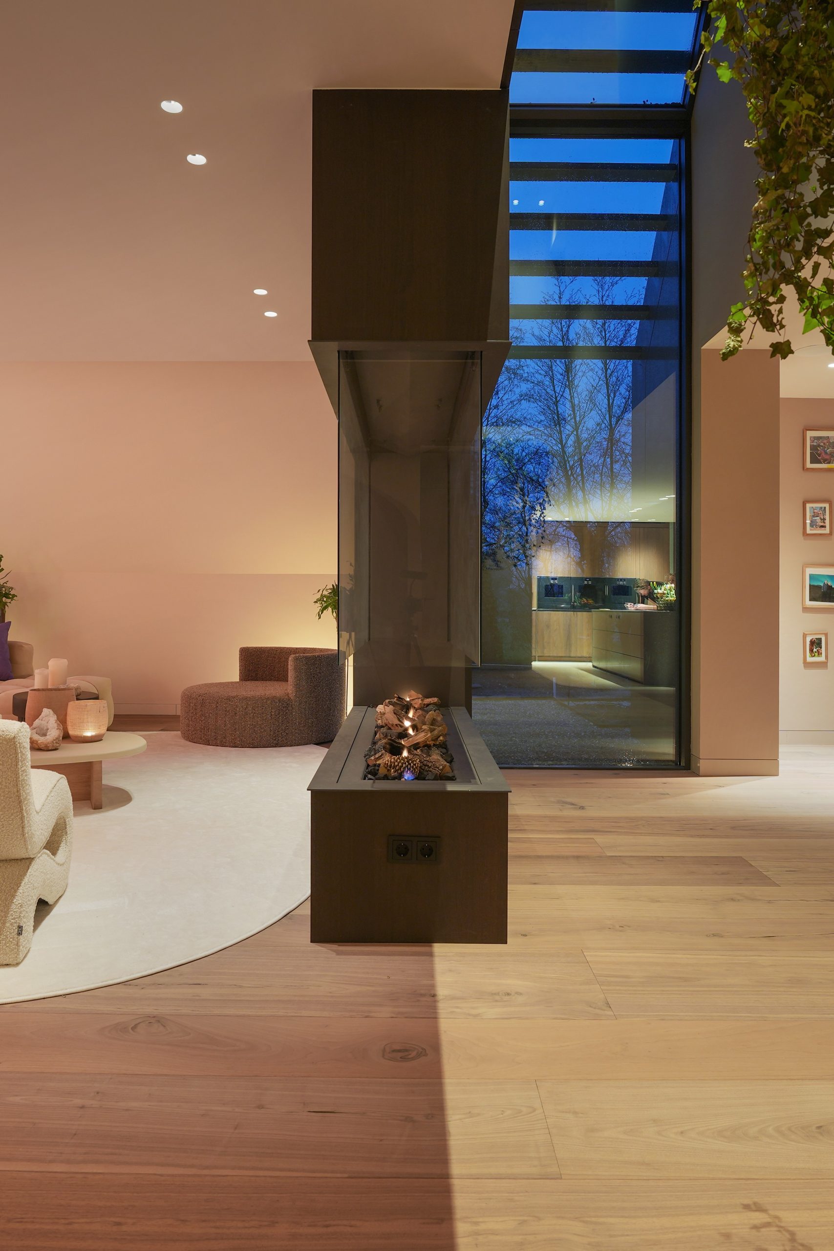 Maatwerk open haard met Shinnoki fineer kastenwand in woonkamer van woning in Amstelveen.