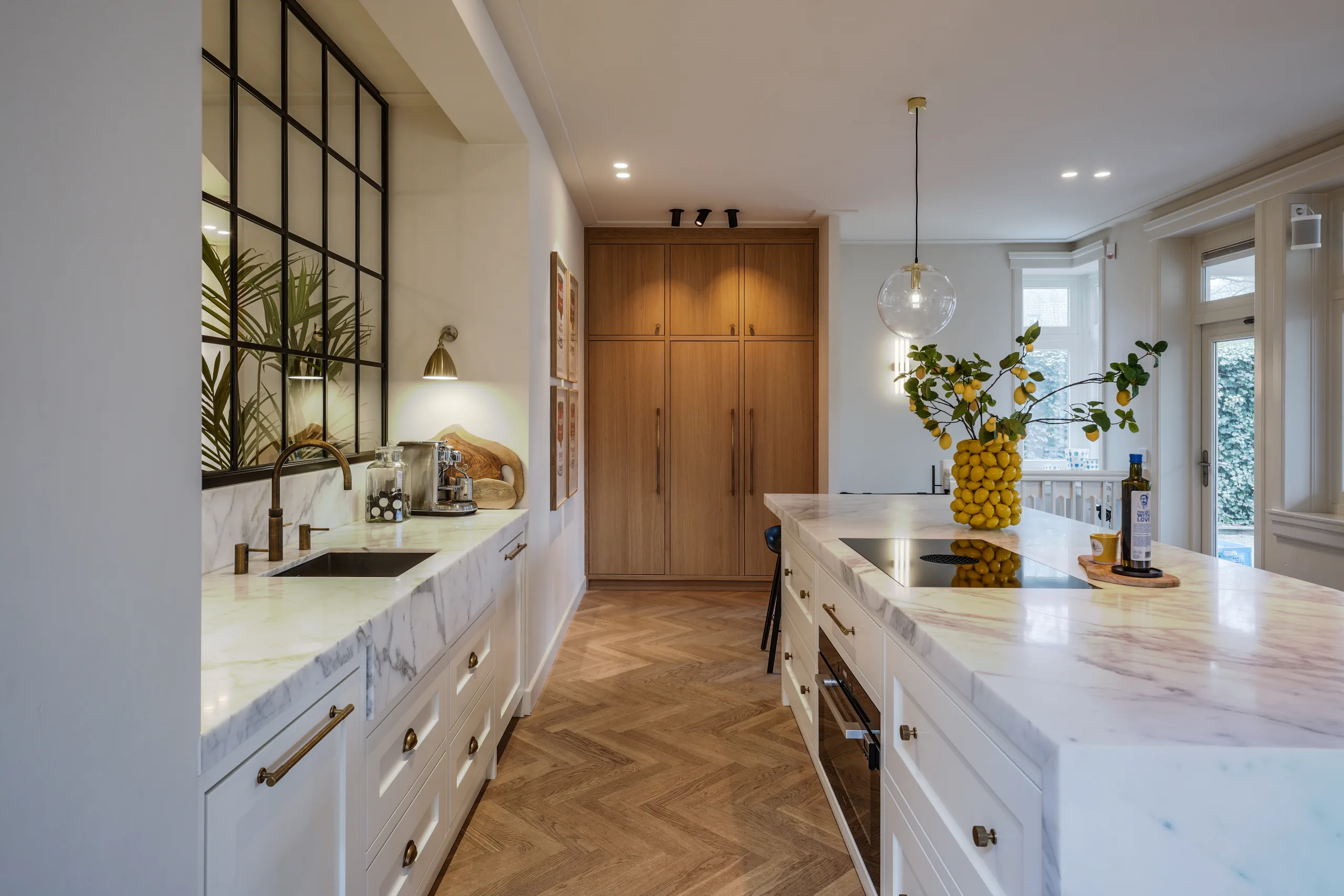 Maatwerk keuken met marmeren werkblad en eiken fineer kastenwand in woning Apeldoorn.