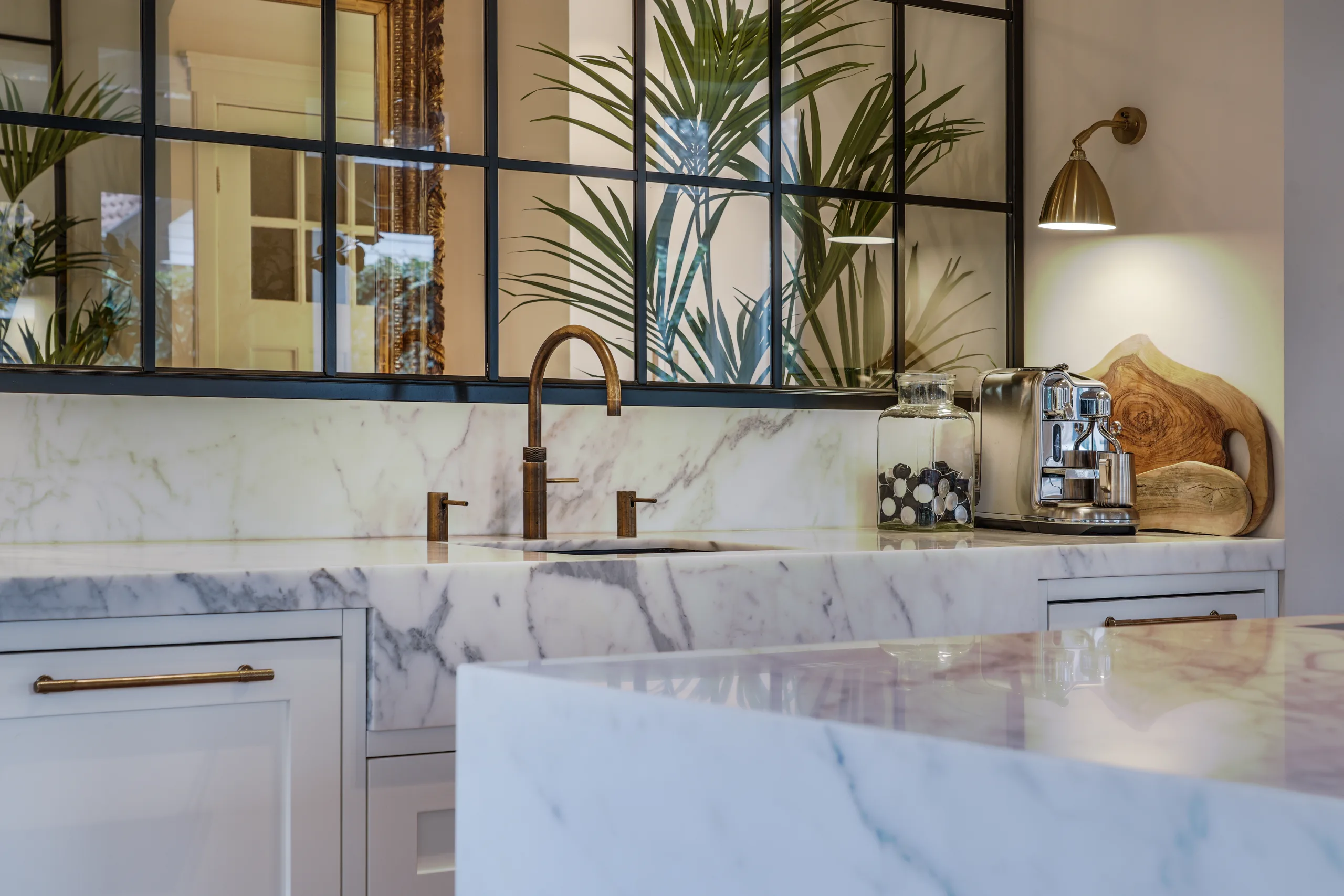 Detail van maatwerk keuken met marmeren werkblad en spoelgedeelte in woning Apeldoorn.