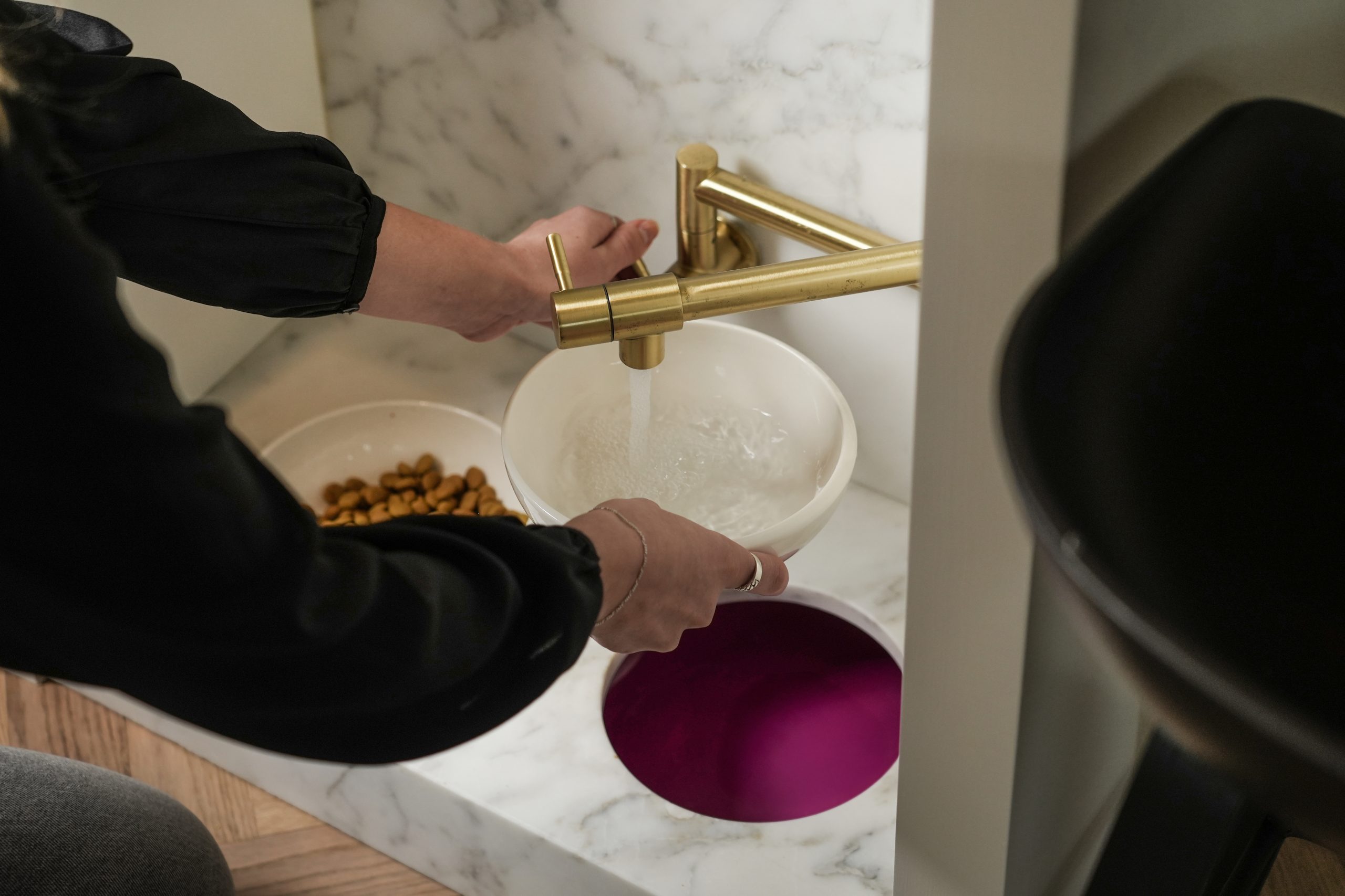 Maatwerk voerbak geïntegreerd in meubel met marmeren blad in woning in Apeldoorn.