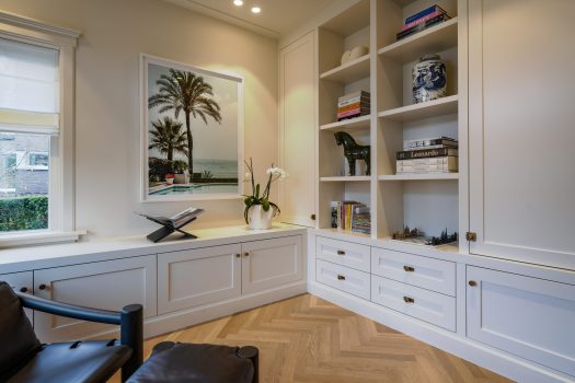 Maatwerk kastenwand met open vakken, lades en onderkasten in woning in Apeldoorn.